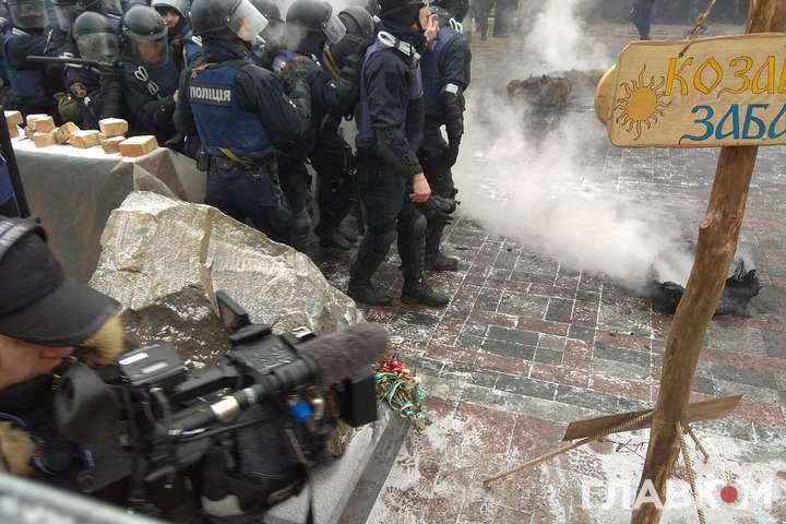 «Горіла шина, палала»: під Радою сталися сутички між поліцією та активістами