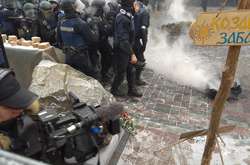 «Горіла шина, палала»: під Радою сталися сутички між поліцією та активістами