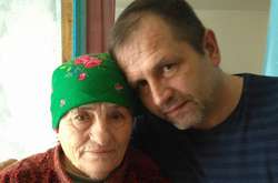  Активист Владимир Балух с матерью 