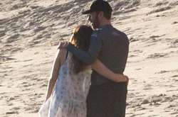 Папарацци застукали Дакоту Джонсон и Криса Мартин на пляже