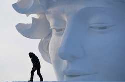 Яскраві фото з фестивалю льоду і снігу в китайському Харбіні