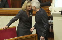 Посмішки, поцілунки, обійми. Як депутати повертались до роботи після новорічних канікул