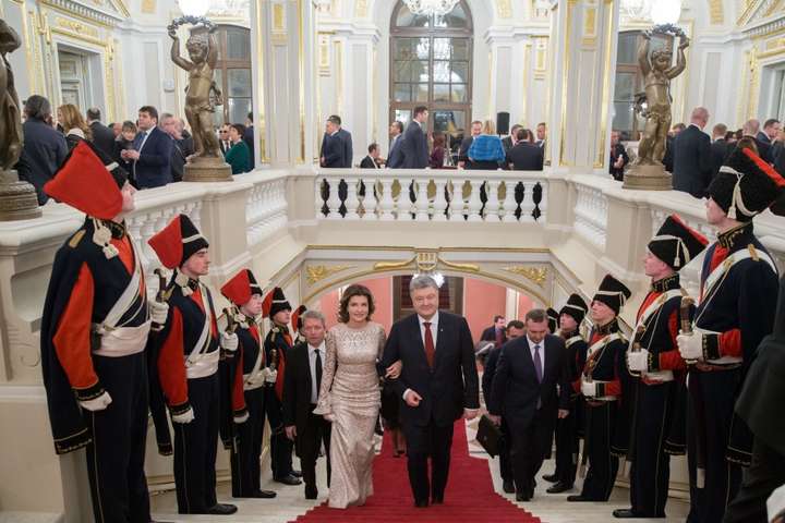 Порошенко провів дипломатичний прийом у Маріїнському палаці