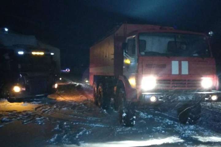 Негода на Миколаївщині: рятувальники витягують автівки із пасток