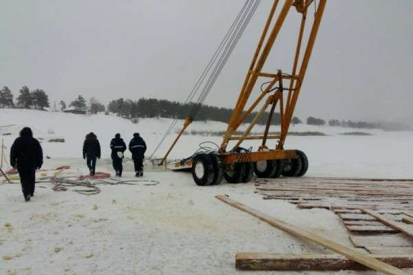 У Росії трактор пішов під лід, витягуючи з річки автокран, який рятував бензовоз
