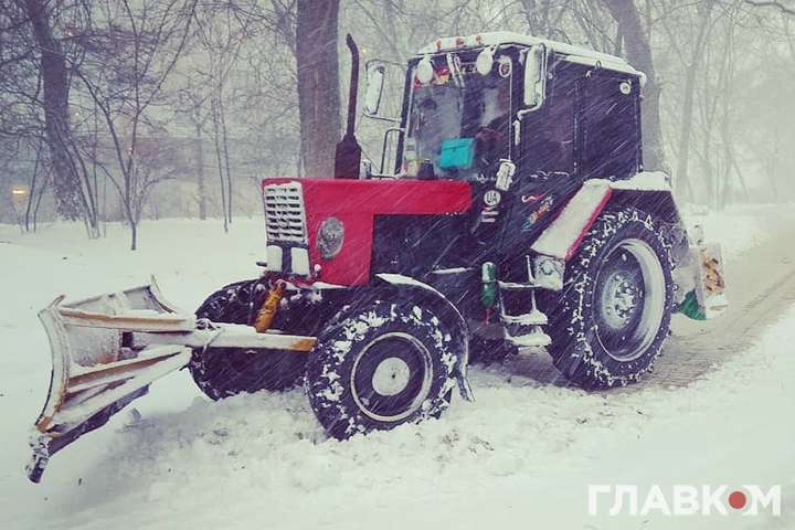 Снігопади в Україні: Гройсман пригрозив чиновникам за нерозчищені дороги