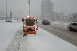 Уборка снега на дорогах в Киеве