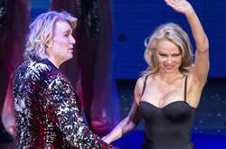 Тряхнула стариной: 50-летняя Памела Андерсон вышла на сцену в купальнике