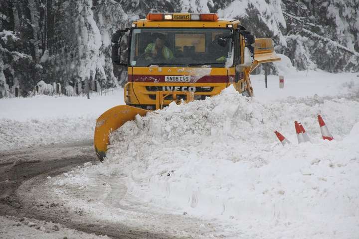 У Шотландії снігопад заблокував рух тисячам машин