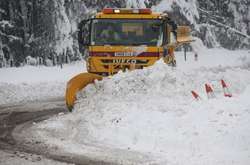 У Шотландії снігопад заблокував рух тисячам машин