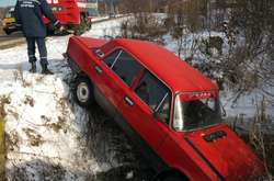 На Волині автомобіль з'їхав у кювет через сильний снігопад