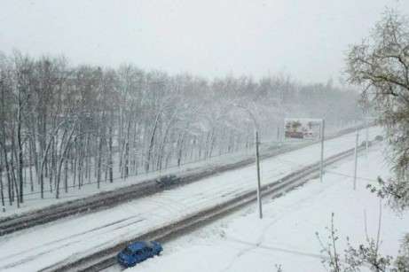 Снігопад в Україні: у трьох областях обмежили рух вантажного транспорту