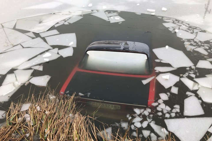На Одещині автомобіль провалився під лід