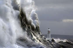 Невероятная красота штормовых волн разбивающихся о маяк в объективе Стива Гаррингтона