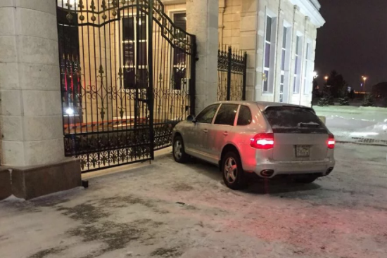 У Казахстані п’яний поліцейський на Porsche протаранив резиденцію президента