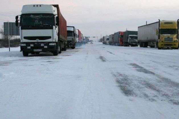 Снігопади в Україні: у Києві та чотирьох областях обмежили рух вантажівок