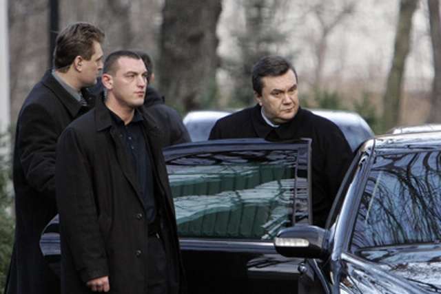 Януковича забрали російські вертольоти з червоною зіркою, – охоронець екс-президента 
