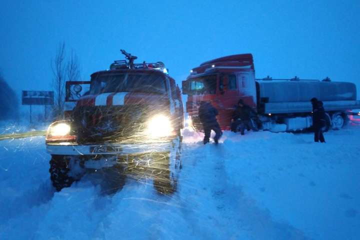 На Черкащині автомобілі масово потрапляють у сніговий полон