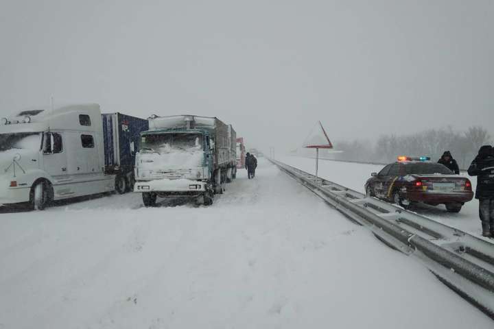 400 авто застряли в пробках из-за снегопадов в Украине