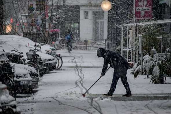 Німеччина готується до снігової бурі: школи вже не працюють 