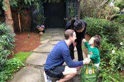 Марк Цукерберг провожает свою дочь в детский сад