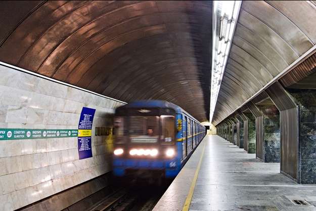 Жінка впала на колії метро в Києві (відео)