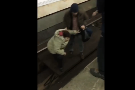В киевском метро плохо видящая женщина упала с платформы (видео)