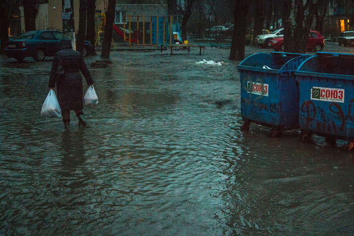 Одессу накрыли проливные дожди, город затопило (фото)