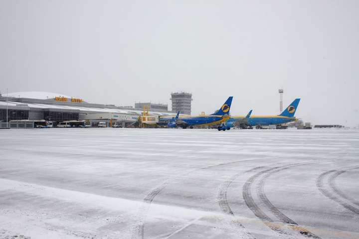 Аеропорт «Бориспіль» через снігопад працює з обмеженнями