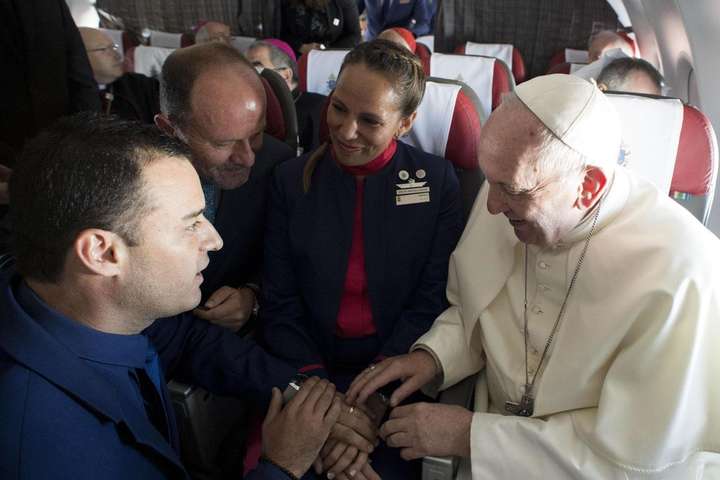 Папа Римський повінчав пару у літаку на висоті 11 тисяч метрів