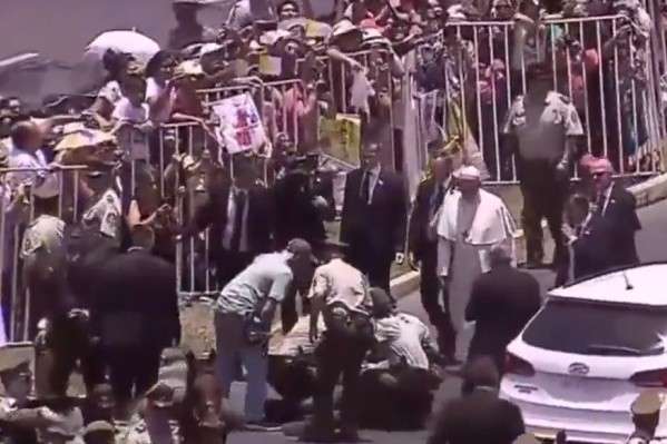 У Чилі Папа Римський допоміг співробітниці поліції, яка впала з коня