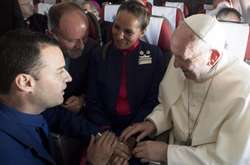 Папа Римский обвенчал бортпроводников прямо во время рейса. Опубликованы фото