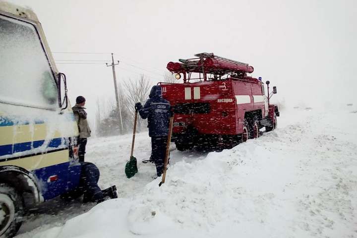 Украинские спасатели показали, как борется со снегом чудо-машина БАТ (видео) 