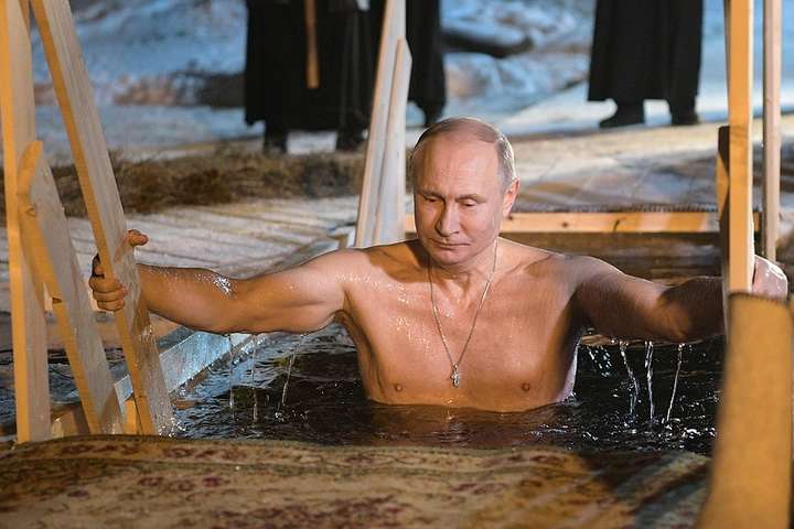 Путин в валенках окунулся в прорубь: появились фото 