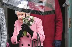 Королева Елизавета II впечатлила розовым пальто и туфлями от Gucci