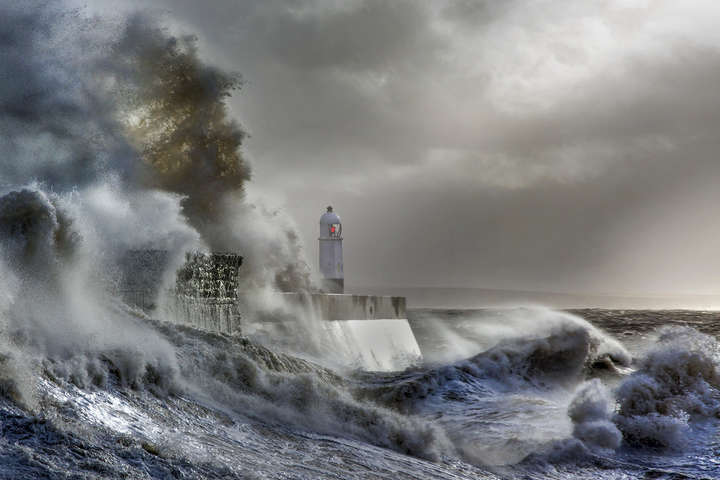 Фотограф роками знімав величезні штормові хвилі, що розбиваються об маяк