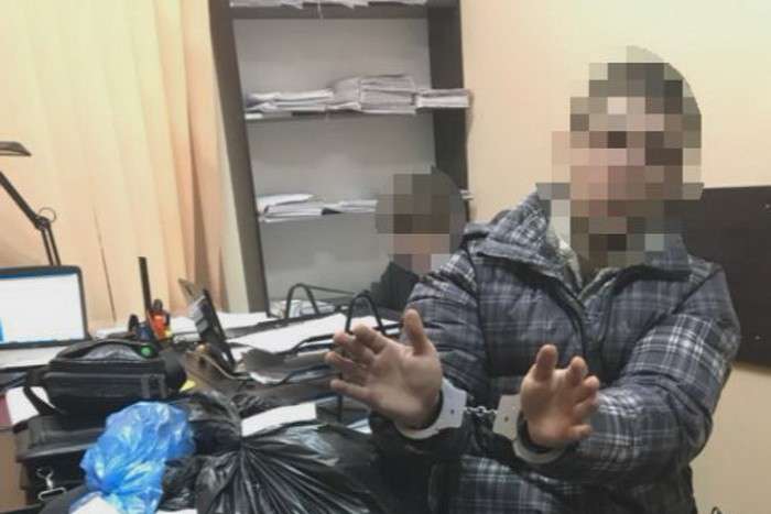 На Дніпропетровщині поліцейський продавав зброю та наркотики з кімнати речових доказів