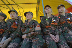 Росія через молодіжні бойові клуби може готувати сценарій Донбасу на Заході - Епплбаум у Washington Post