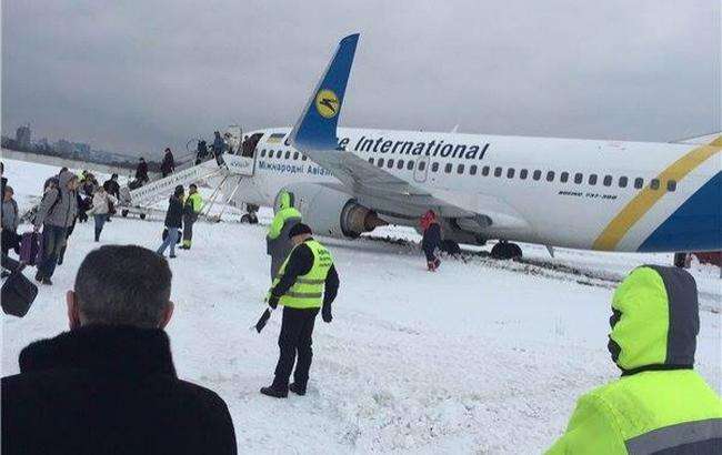 Літак, який прямував з Києва до Херсона, здійснив аварійну посадку в Одесі