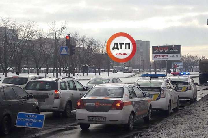 Моторошна ДТП: у Києві водій вантажівки насмерть збив пішохода
