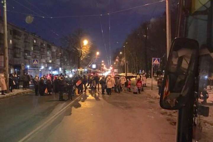 Кияни перекрили одну з вулиць у столиці, протестуючи проти забудови парку – ЗМІ