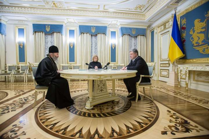 Порошенко на зустрічі із митрополитом Онуфрієм: Україна чекає на звільнення кількох військових