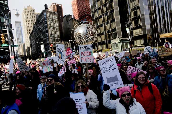 У США сотні тисяч людей вийшли на «Марш жінок» у річницю інавгурації Трампа