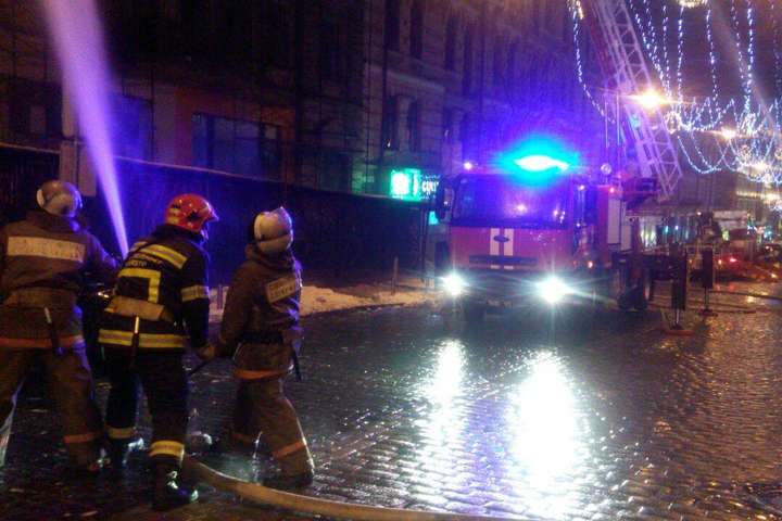 Пожежу в центрі Києва локалізували: постраждалих немає