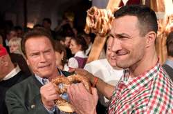 Шварценеггер та Володимир Кличко не поділили крендель на вечірці