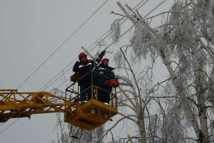 Негода в Україні: без світла залишаються 294 населені пункти