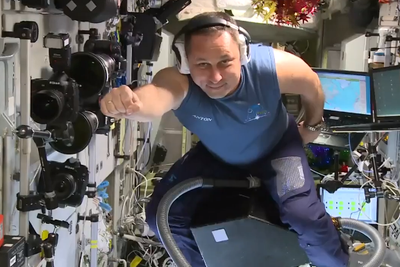 Російський космонавт пролетів на пилососі на МКС
