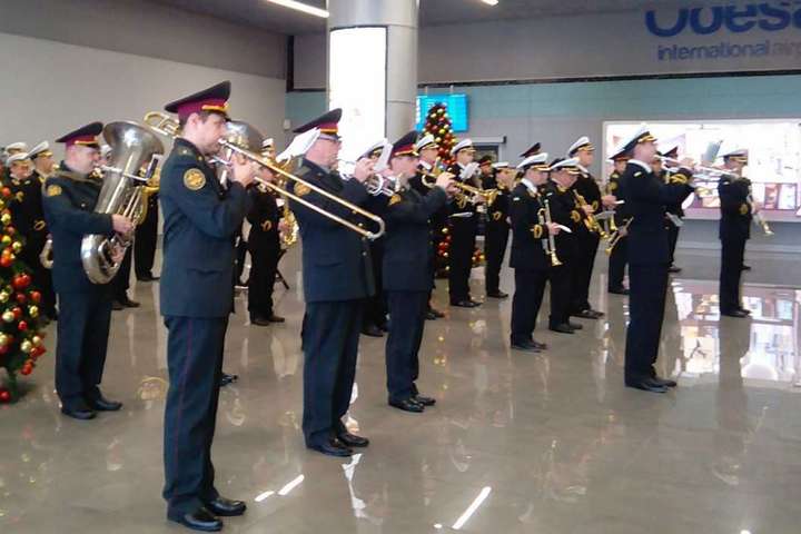 Військові музиканти зіграли в українських аеропортах на честь «кіборгів»