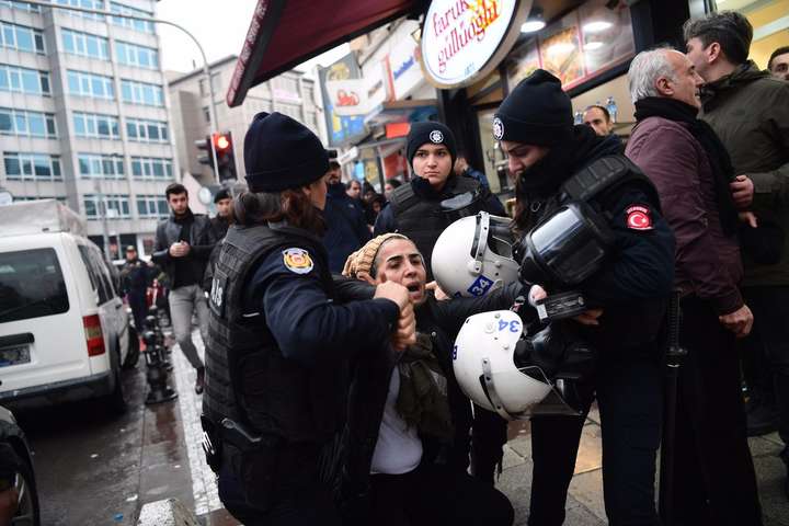 В Анкарі поліція застосувала сльозогінний газ проти протестувальників