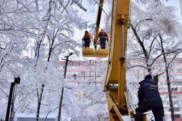Негода в Україні: майже 150 населених пунктів залишаються без електрики
